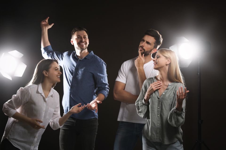 L'art de s'exprimer avec assurance sur scène : Techniques pour les timides